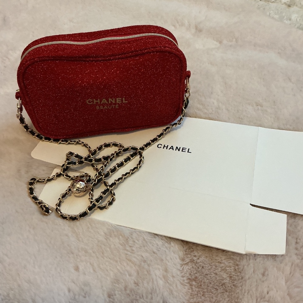 GWP CHANEL BEAUTE POUCH UPCYCLED WITH CROSSBODY CHAIN. COMES WITH GIFT BOX - Picture 2 of 3